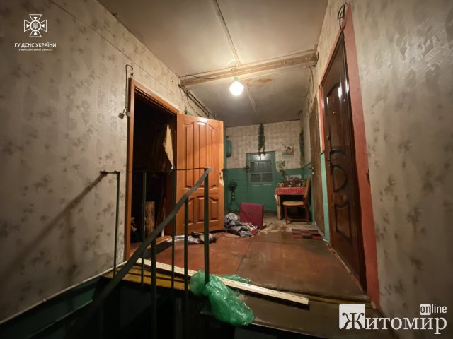 Неподалік Житомира горів будинок: рятувальники вивели на свіже повітря двох чоловіків. ФОТО