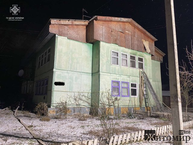 Неподалік Житомира горів будинок: рятувальники вивели на свіже повітря двох чоловіків. ФОТО