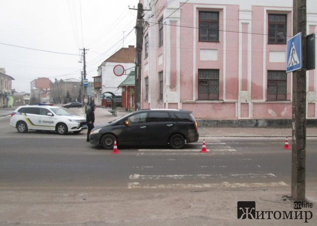 У Бердичеві Mitsubishi збив жінку: потерпілу госпіталізували. ФОТО