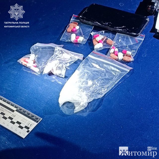На Театральній в Житомирі патрульні виявили у чоловіка пігулки невідомого походження. ФОТО