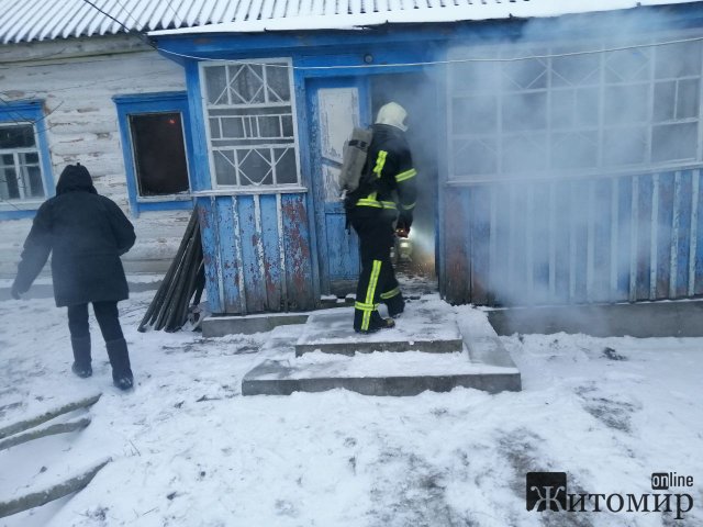 У селі на півночі Житомирщини горів будинок, рятувальники виявили тіло господаря. ФОТО