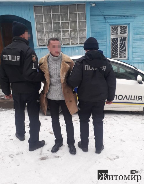 У місті Житомирської області на вулиці затримали жителя Київщини, який продав пістолет і набої. ФОТО