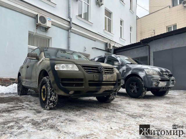 У Житомирі спецпідрозділу СБУ передали два позашляховики. ФОТО