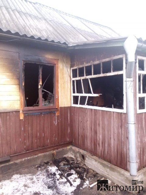 У селищі на Житомирщині горів будинок, одна дитина отримала опіки: родині потрібна допомога. ФОТО