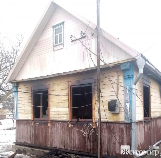 У селищі на Житомирщині горів будинок, одна дитина отримала опіки: родині потрібна допомога. ФОТО
