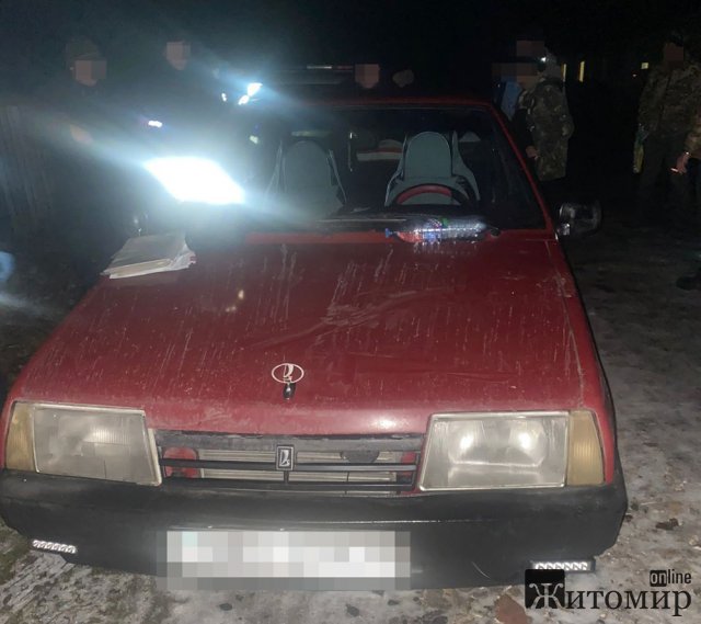 У селі на Звягельщині поліцейські зупинили ВАЗ та вилучили нелегальну зброю. ФОТО