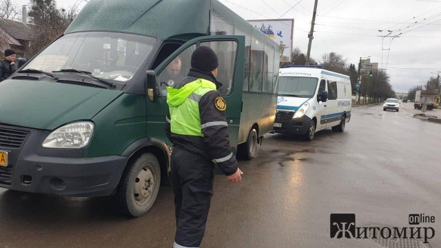 У Житомирі патрульні з Укртрансбезпекою перевіряли громадський транспорт. ФОТО