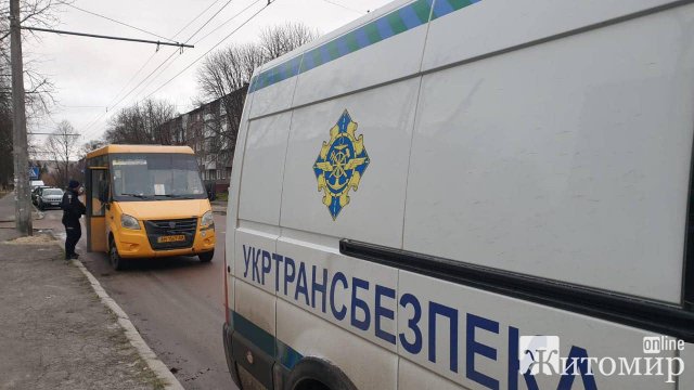 У Житомирі патрульні з Укртрансбезпекою перевіряли громадський транспорт. ФОТО