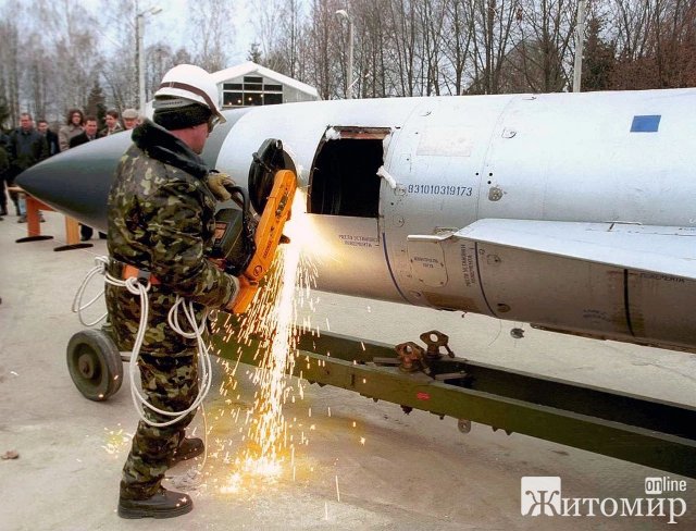 Утилізація ракети Х-22 на аеродромі в Озерному. ФОТО