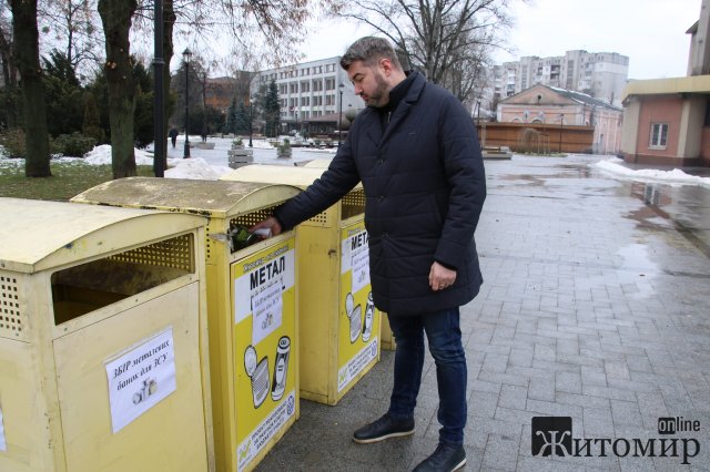 У Житомирі люди почали зносити матеріали для виготовлення окопних свічок. ФОТО