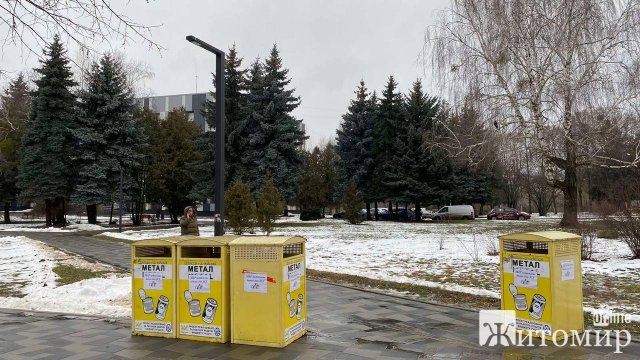 У Житомирі люди почали зносити матеріали для виготовлення окопних свічок. ФОТО