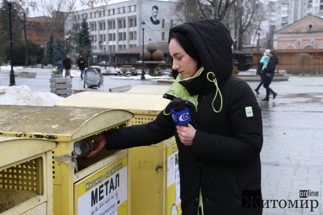 У Житомирі люди почали зносити матеріали для виготовлення окопних свічок. ФОТО