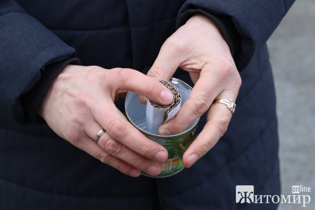 У Житомирі люди почали зносити матеріали для виготовлення окопних свічок. ФОТО
