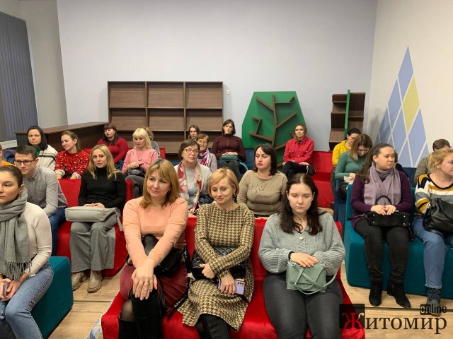 Житомирські освітяни передали військовим два квадрокоптери. ФОТО