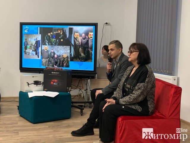 Житомирські освітяни передали військовим два квадрокоптери. ФОТО