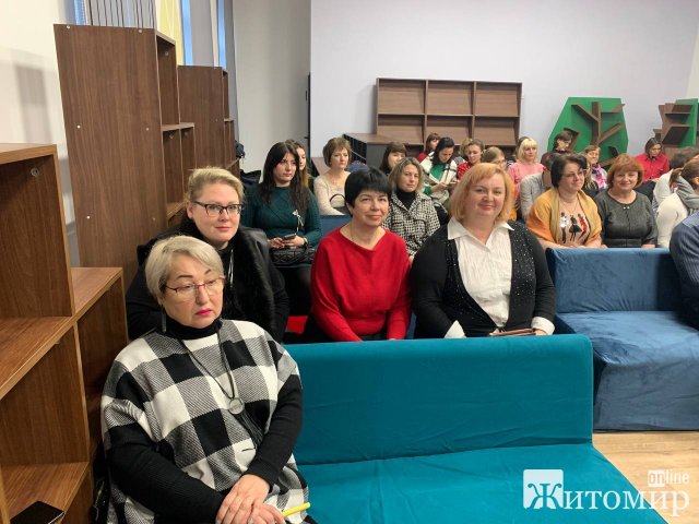 Житомирські освітяни передали військовим два квадрокоптери. ФОТО