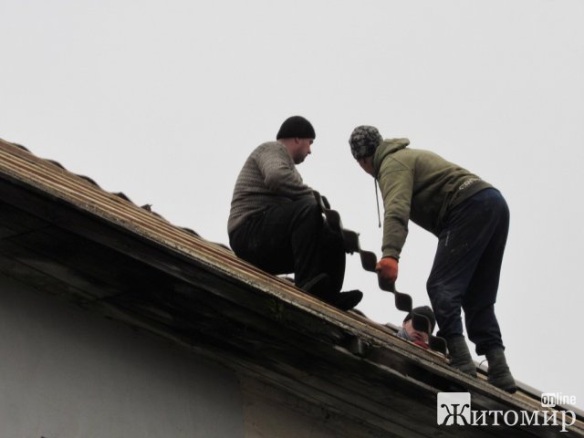 У місті Житомирської області продовжують відновлювати будівлі після авіаударів. ФОТО