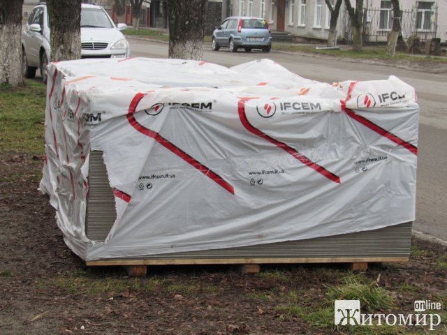 У місті Житомирської області продовжують відновлювати будівлі після авіаударів. ФОТО