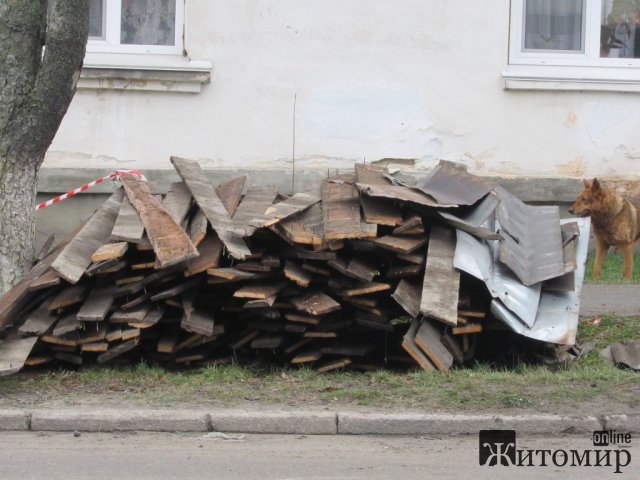 У місті Житомирської області продовжують відновлювати будівлі після авіаударів. ФОТО