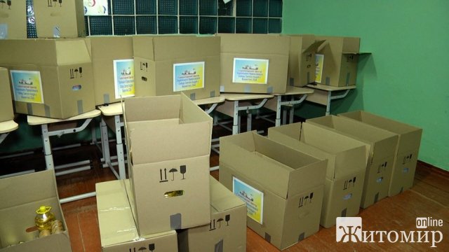 У Житомирі родини переселенців та малозабезпечені отримали продуктові набори від гуманітарного центру з Вашингтону. ФОТО
