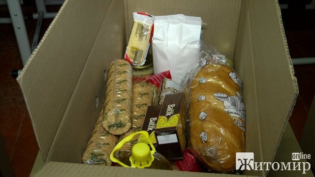 У Житомирі родини переселенців та малозабезпечені отримали продуктові набори від гуманітарного центру з Вашингтону. ФОТО