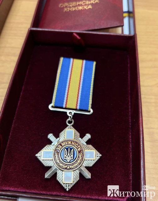 У Житомирській міськраді рідним чотирьох полеглих захисників передали ордени. ФОТО