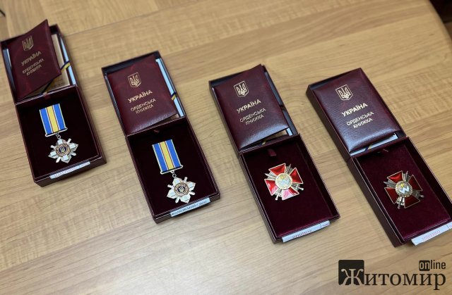 У Житомирській міськраді рідним чотирьох полеглих захисників передали ордени. ФОТО