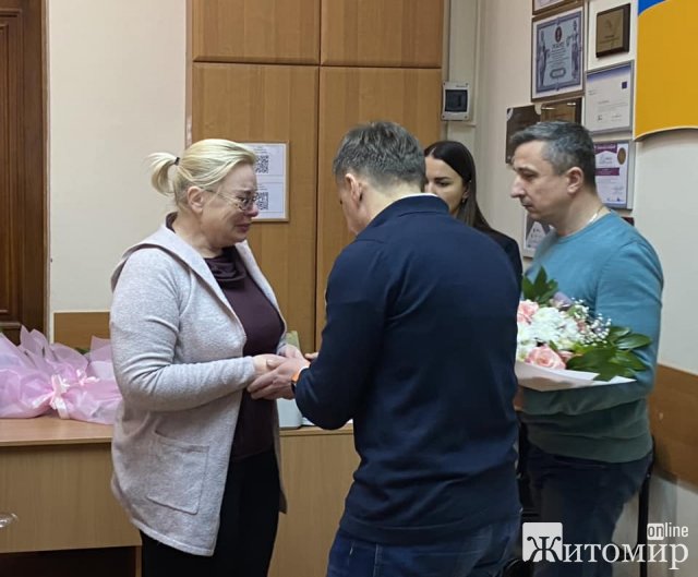 У Житомирській міськраді рідним чотирьох полеглих захисників передали ордени. ФОТО