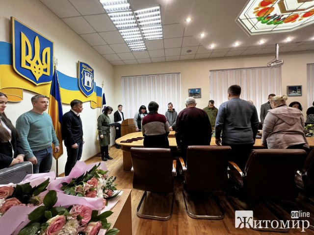 У Житомирській міськраді рідним чотирьох полеглих захисників передали ордени. ФОТО