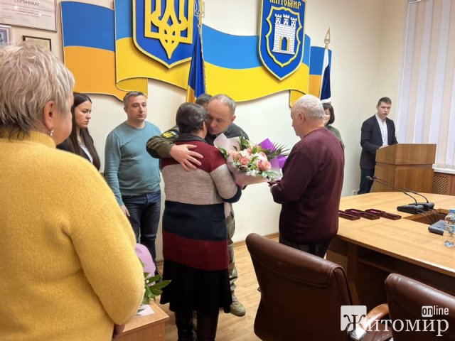 У Житомирській міськраді рідним чотирьох полеглих захисників передали ордени. ФОТО