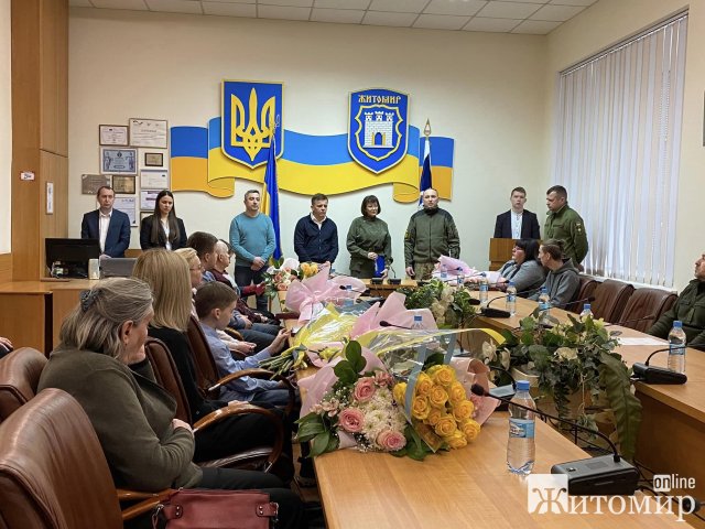 У Житомирській міськраді рідним чотирьох полеглих захисників передали ордени. ФОТО