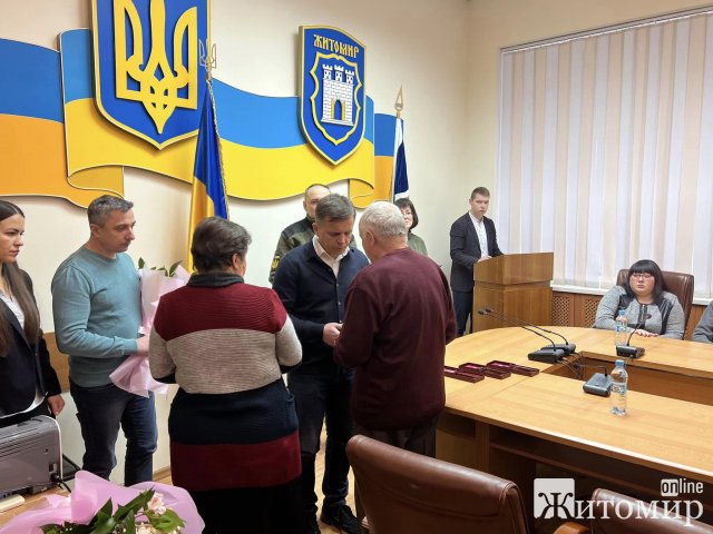 У Житомирській міськраді рідним чотирьох полеглих захисників передали ордени. ФОТО