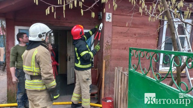 У місті Житомирської області горів житловий будинок. ФОТО