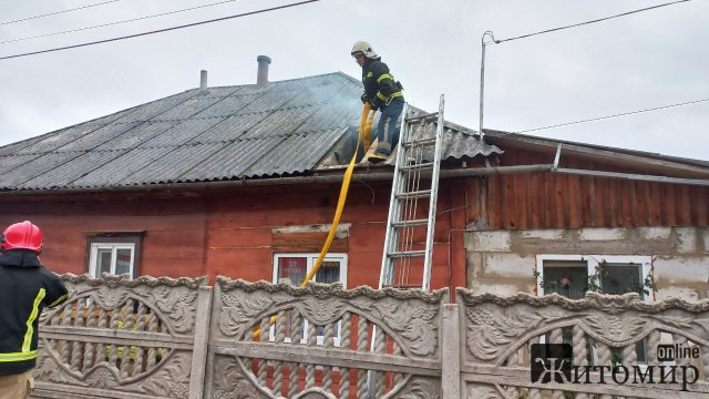 У місті Житомирської області горів житловий будинок. ФОТО