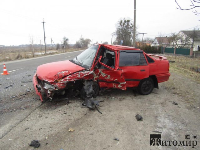 У Звягелі зіштовхнулись два автомобілі: одного з водіїв довелося деблокувати. ФОТО