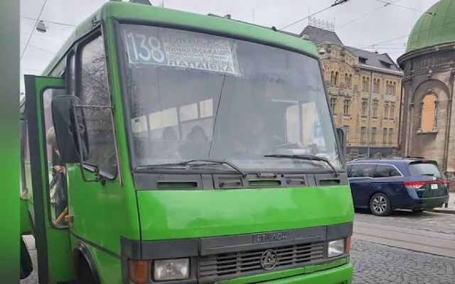 Їхала з кладовища, де похований син: у Львові маршрутник виганяв з автобуса матір загиблого захисника Їхала з кладовища, де похований син: у Львові маршрутник виганяв з автобуса матір загиблого захисника