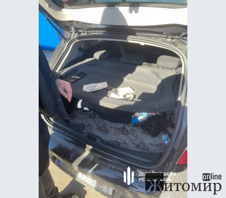 У Житомирі працівники ДБР затримали адвоката, який вимагав 40 тис. грн із лісівника. ФОТО У Житомирі працівники ДБР затримали адвоката, який вимагав 40 тис. грн із лісівника. ФОТО
