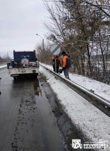 На Житомирщині шляховики встановлюють дорожні знаки про обмеження швидкості. ФОТО