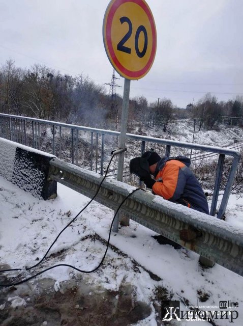 На Житомирщині шляховики встановлюють дорожні знаки про обмеження швидкості. ФОТО