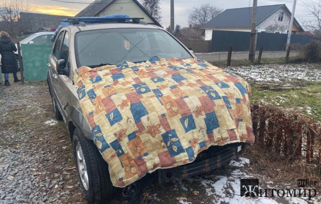 У Звягелі зіштовхнулись KІА та ВАЗ, який потім заїхав у паркан на кладовищі: обидва водії були п