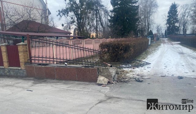 У Звягелі зіштовхнулись KІА та ВАЗ, який потім заїхав у паркан на кладовищі: обидва водії були п
