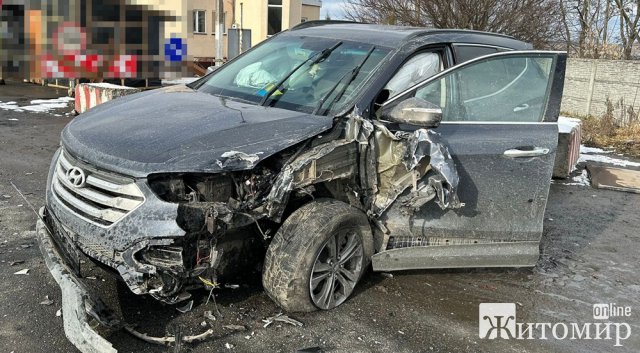 На автодорозі в Житомирській області зіштовхнулись чотири автівки: постраждали двоє дітей та дорослих. ФОТО