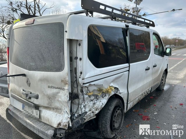 На автодорозі в Житомирській області зіштовхнулись чотири автівки: постраждали двоє дітей та дорослих. ФОТО