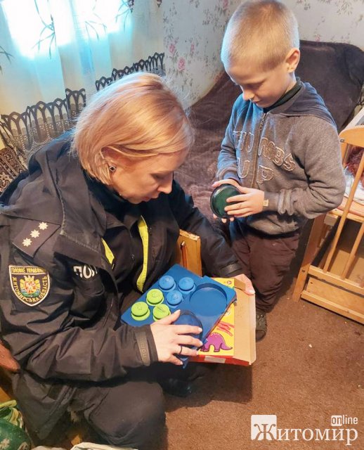 На Звягельщині поліцейські перевірили родину, де мати залишила 3 дітей на стареньку бабусю та поїхала на Рівненщину