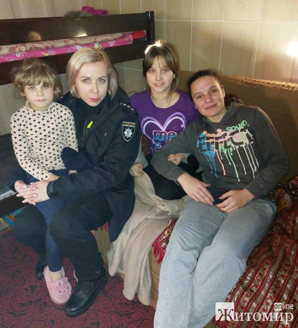 На Звягельщині поліцейські перевірили родину, де мати залишила 3 дітей на стареньку бабусю та поїхала на Рівненщину