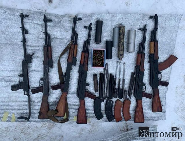 На Коростенщині у домоволодінні 44-річного чоловіка поліцейські знайшли гранатомети, міни, автомати та вибухівку. ФОТО