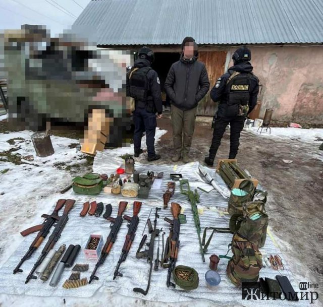 На Коростенщині у домоволодінні 44-річного чоловіка поліцейські знайшли гранатомети, міни, автомати та вибухівку. ФОТО