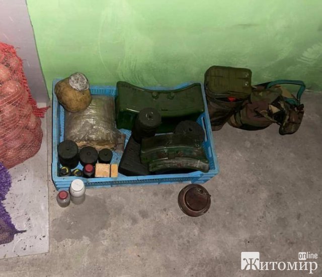 На Коростенщині у домоволодінні 44-річного чоловіка поліцейські знайшли гранатомети, міни, автомати та вибухівку. ФОТО