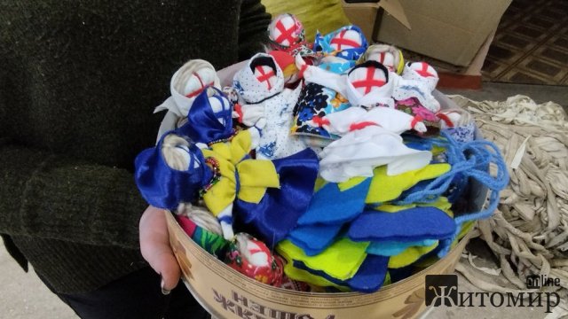 Волонтерки з Житомира сплели зі стрічок на маскувальній сітці образ пораненого захисника України та янгола. ФОТО