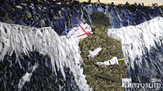 Волонтерки з Житомира сплели зі стрічок на маскувальній сітці образ пораненого захисника України та янгола. ФОТО